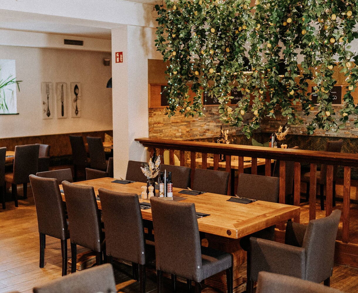 Gastraum der Pizzeria Venezia mit Pflanzenwand
